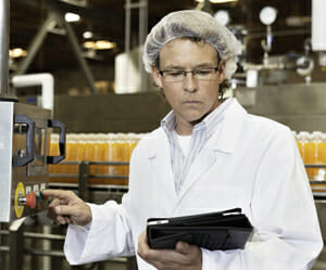 Picture of operator using Synergy SPC Software to ensure process is in control.